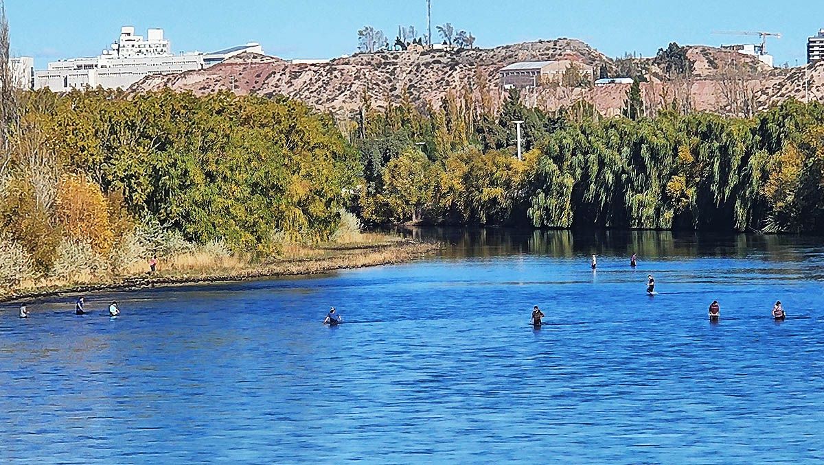 Coparon el río para atrapar encomiendas del camión