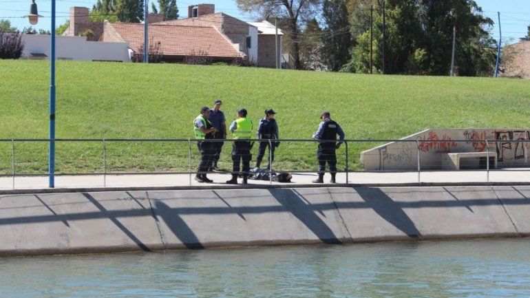Encontraron una mujer muerta en el Canal Principal en Roca