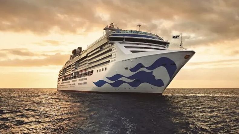 El crucero Caribbean Princess quedó bajo vigilancia sanitaria tras un brote de norovirus que afectó a pasajeros y tripulantes.