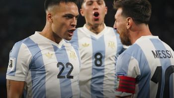 Lautaro Martínez festeja con Messi, que lo asistió en el único gol de la noche. 