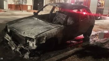 El Peugeot quedó destruido por el incendio. Investigan como se iniciaron las llamas. 