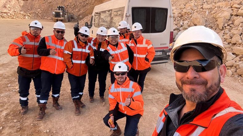 Agustín Del Castillo, gerente De Asuntos Institucionales y Comunicación de Cerro Vanguardia, desde el llano. Foto: gentileza Cerro Vanguardia.