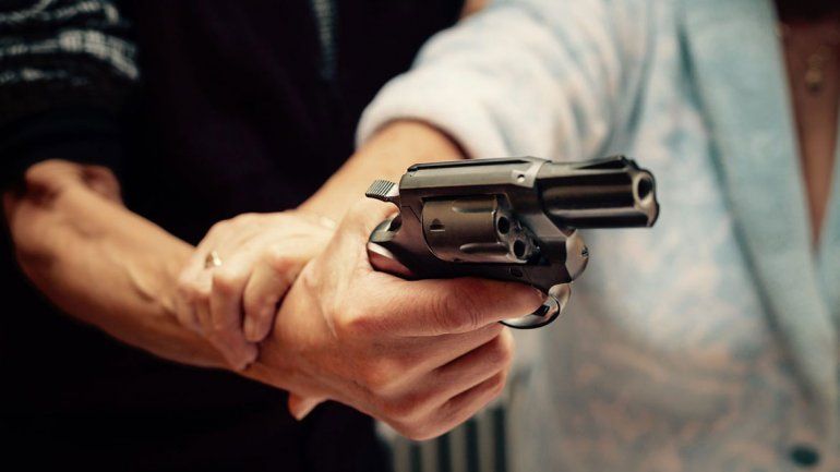 A punta de pistola, mantuvo 12 horas secuestrada a la ex en Neuquén