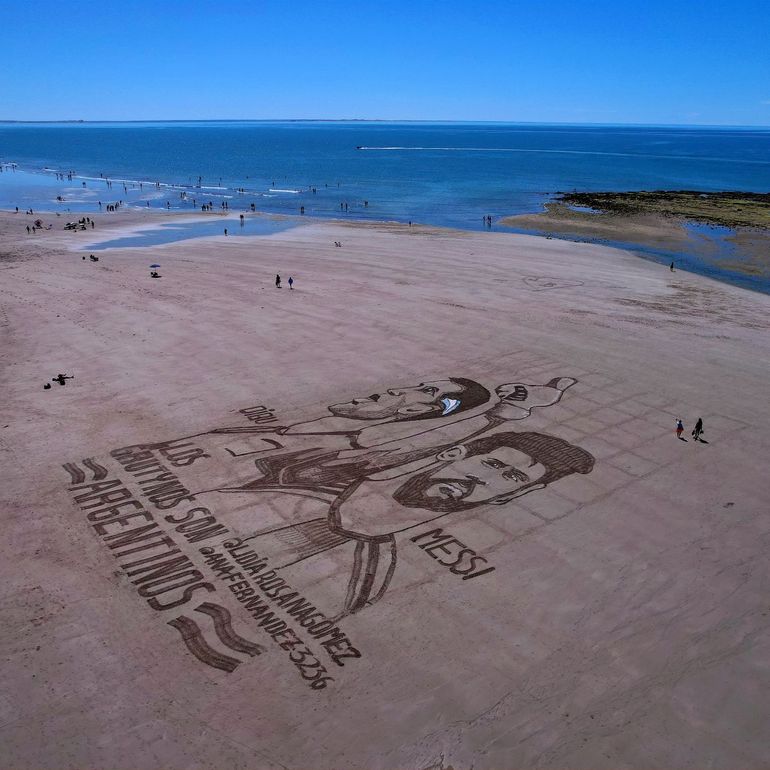 A cumplir las cábalas: dibujaron otro mural en la playa antes del choque con Croacia
