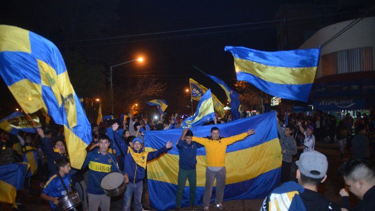 Los hinchas de Boca coparon la calle a puro festejo