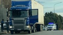 Según informó la policía de Chubut, el camión circulaba a baja velocidad y con el semáforo en verde por la avenida Hipólito Yrigoyen.