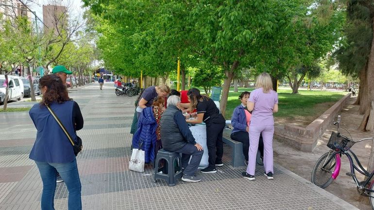 Los hospitalarios realizaron una protesta a Salud brindando servicios en la plaza.