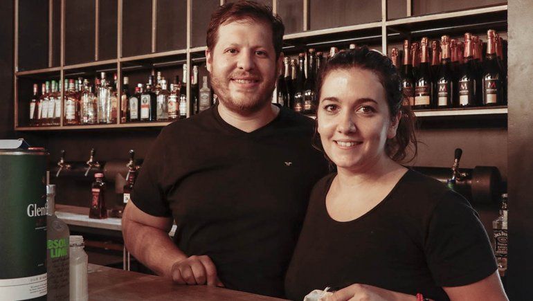 David y Ximena son los propietarios de Bar 1946. 