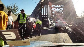 un choque en el puente viejo complico el transito