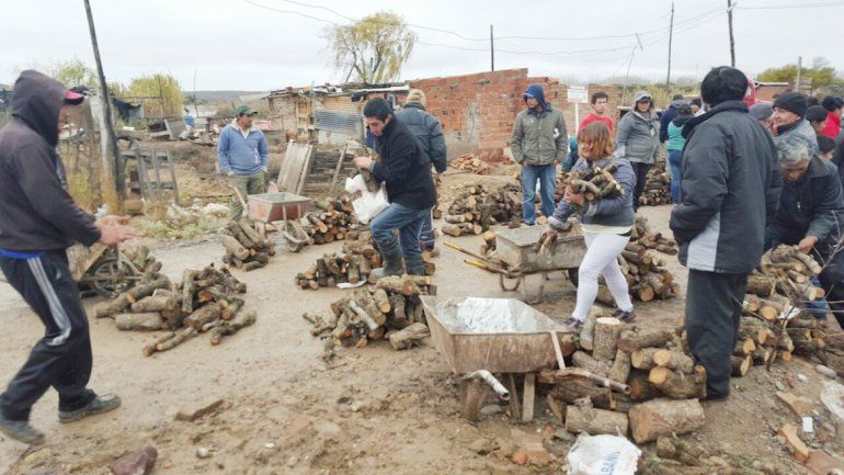 Escobar y la Agrupación Puerto Argentino vienen desplegando esfuerzos para llevar leña a vecinos que la necesitan de Fernández Oro