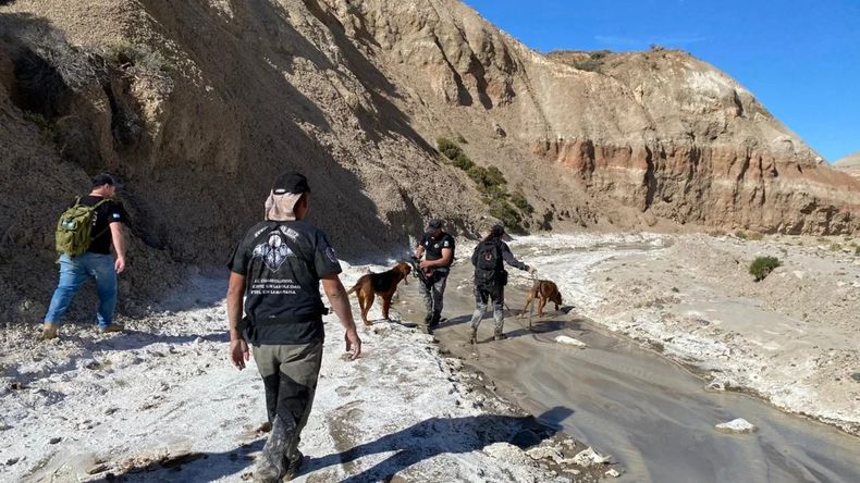 Continúa la búsqueda de los jubilados Pedro Alberto Kreder y Juana Inés Morales en Chubut. | LMCipolletti.com Continúa la búsqueda de los jubilados Pedro Alberto Kreder y Juana Inés Morales en Chubut.