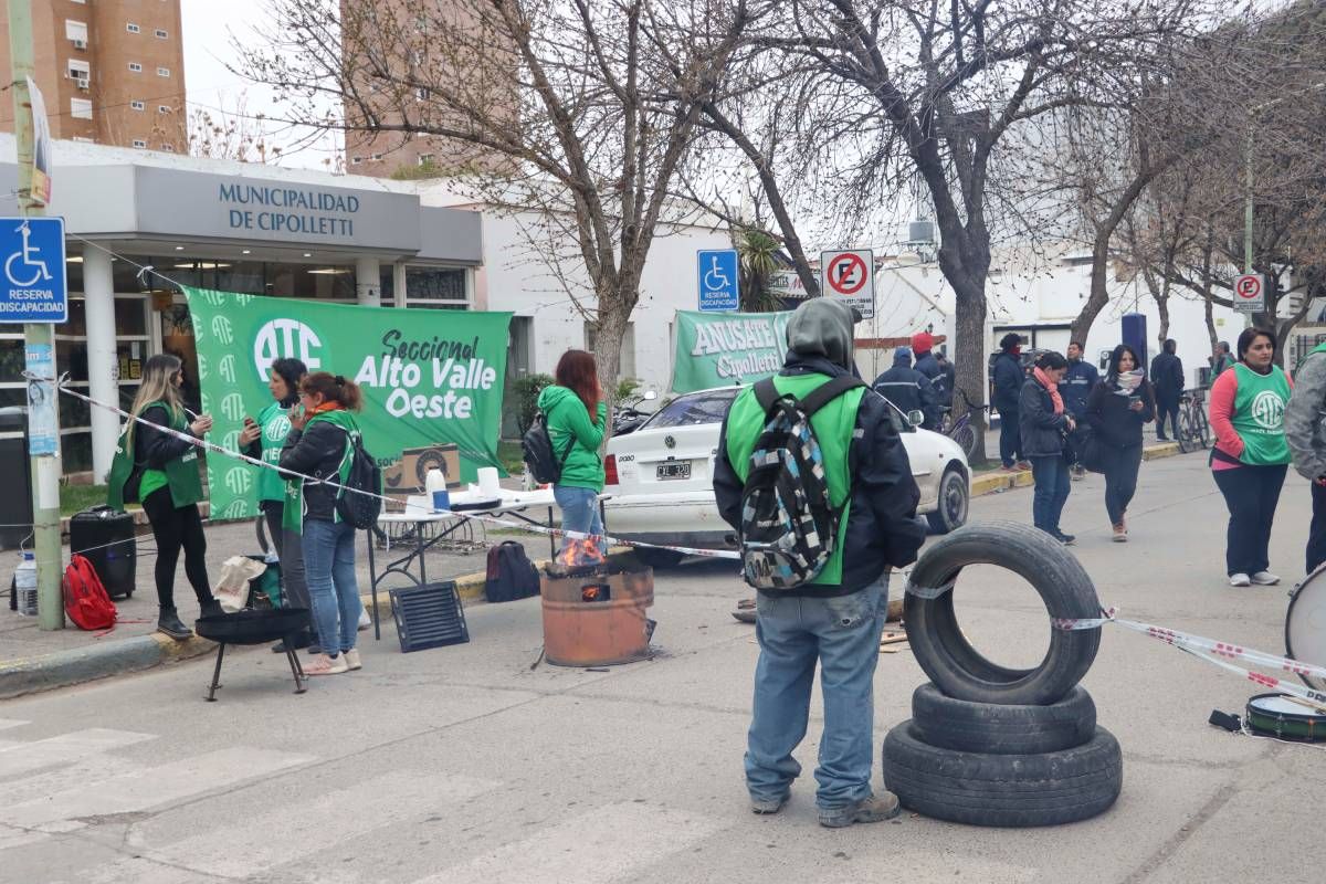 Municipales iniciaron protestas por la negativa al bono