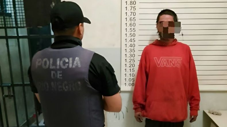 Moraga reconoció que atacó a tres menores para robarles y que a mordió en un brazo a uno de ellos. Acordó una pena leve en la Justicia. La distorsión de la imágen corresponde a la Policía. | LMCipolletti.com Moraga reconoció que atacó a tres menores para robarles y que a mordió en un brazo a uno de ellos. Acordó una pena leve en la Justicia. La distorsión de la imágen corresponde a la Policía.