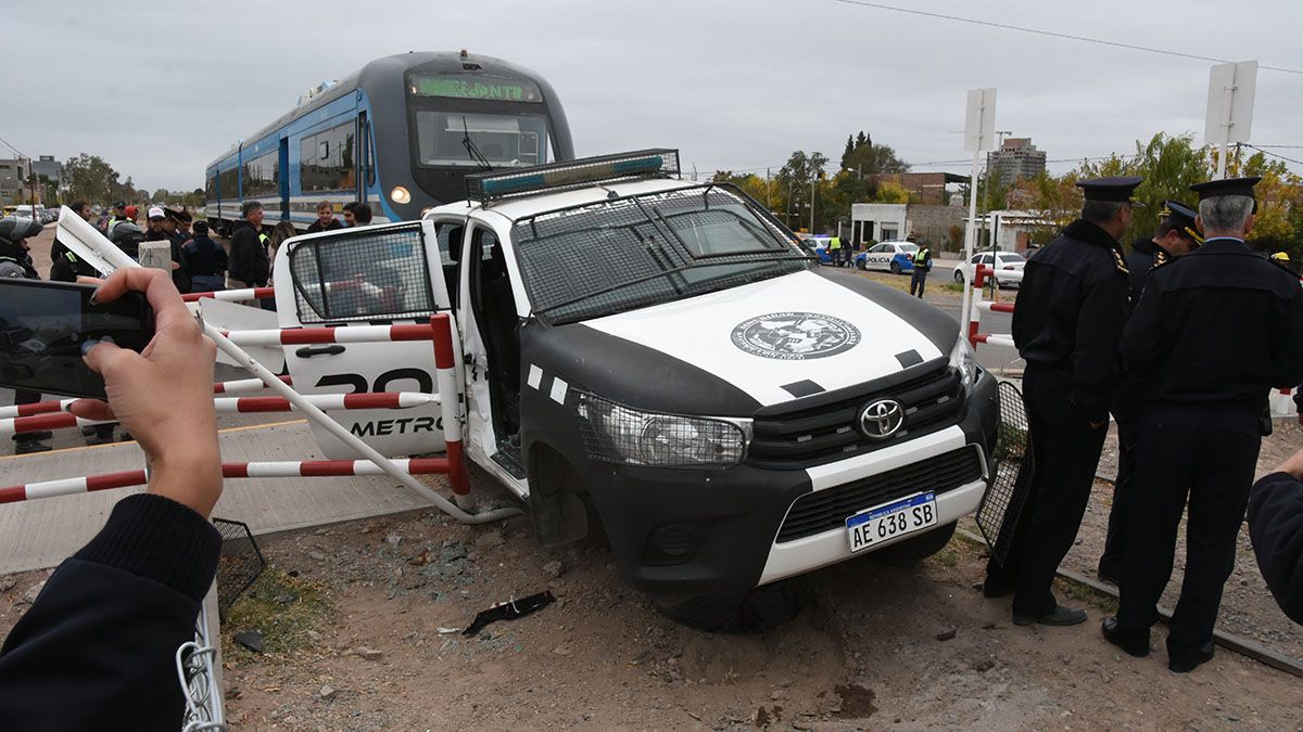 Susto en las vías: El Tren del Valle chocó a un patrullero 