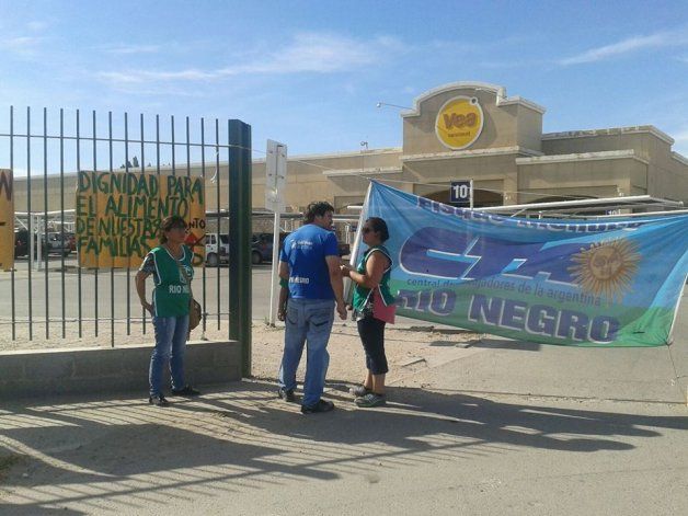 En Roca dirigentes y afiliados a la CTA Río Negro comenzaron con las protestas en las puertas de algunas cadenas de supermercados.&nbsp;