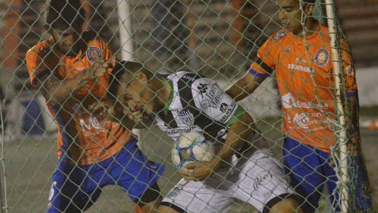 A Velázquez ya lo habían expulsado contra Independiente de Neuquén en La Chacra. Contra Roca sumó su segunda roja.