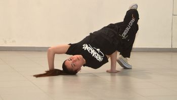 las baila a todas: capta talentos en el pais y brillo en tecnopolis