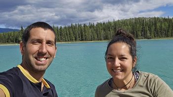 ultimo tiron para llegar a alaska: la pareja cipolena que lleva 50.000 kilometros en una kangoo