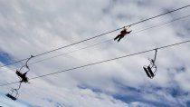 rescataron a siete esquiadores colgados de una telesilla