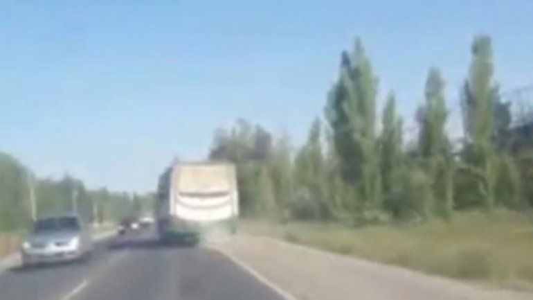 El colectivo mordía constantemente la banquina en la Ruta 151.