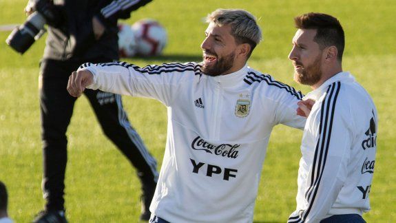 Kun Agüero dio positivo de COVID y no viaja con la Selección