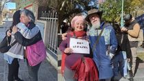 quien es la cipolena que anda por la vida y la calle ofreciendo abrazos