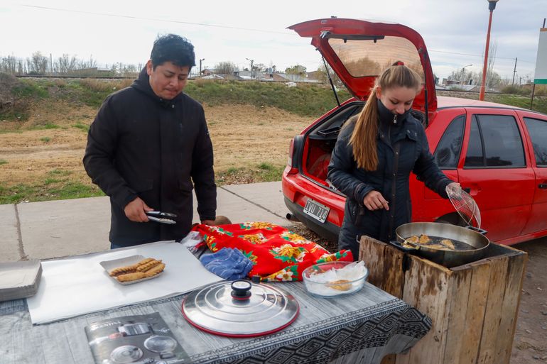 La pareja se quedó sin laburo pero salió adelante con la venta de empanadas. Foto Anahí Cárdena. La pareja se quedó sin laburo pero salió adelante con la venta de empanadas. Foto Anahí Cárdena.