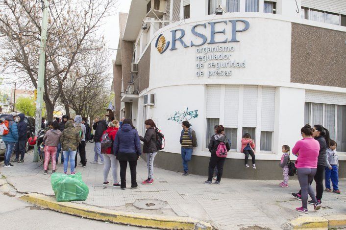 Organizaciones sociales se movilizaron al EPRE por los subsidios populares