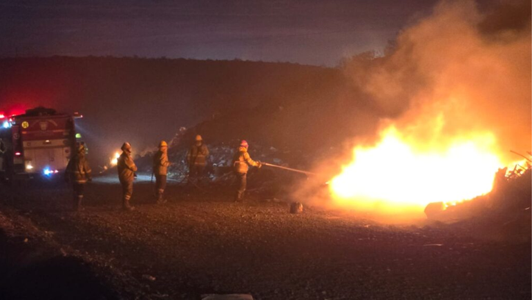 Voraz incendio en Centenario: autos consumidos por el fuego y un geriátrico evacuado