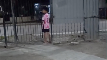 Los recolectores de basura están más que agradecidos con el nene.