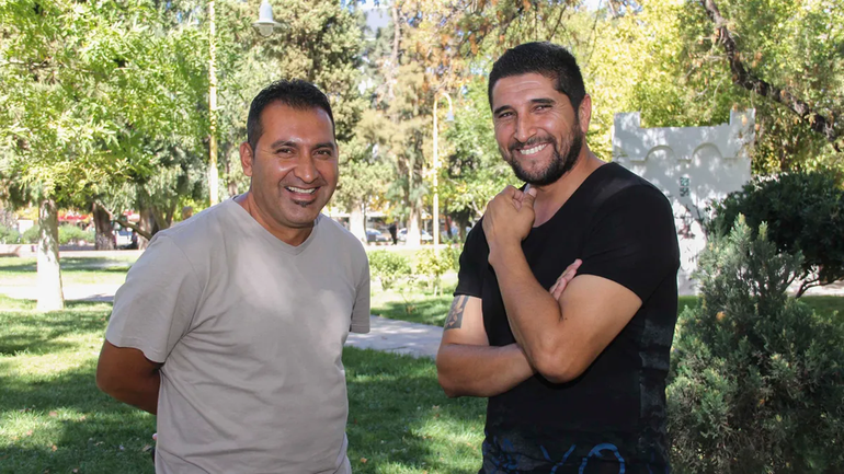 La Bruja sueña con volver a sonreír. En la foto junto a otra gloria de Cipo, el Chala Parra.