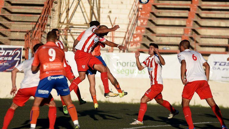 Roca perdió con el Rojo  y quedó muy complicado