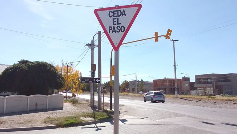 Tras la instalación de los semáforos, ahora colocaron señalización vial