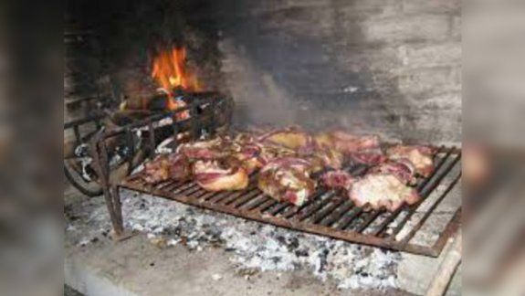 No apagaron bien las brasas del asado y se les incendió la furgoneta