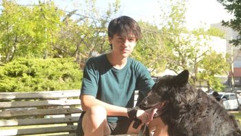 Ramiro, el paseador de perros de 14 años que sueña con conocer al Papa.