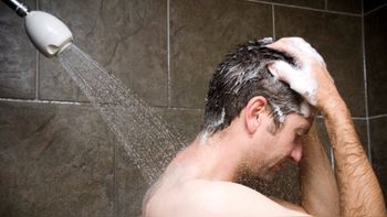 Bañarse por la mañana ayuda a eliminar bacterias acumuladas durante la noche y mantiene la piel más fresca durante el día.
