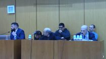 Los abogados defensores de los tres acusados, que aparecen sentados detrás. 