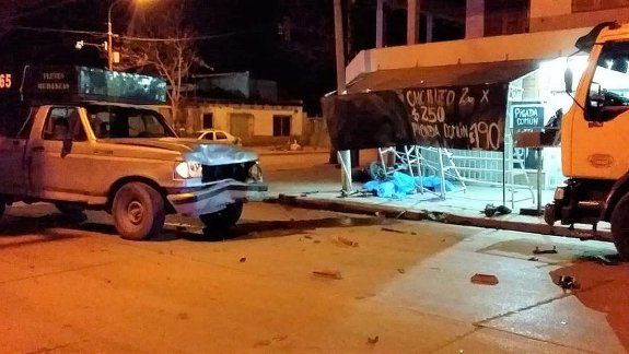 Dos jóvenes murieron tras chocar en moto contra una camioneta