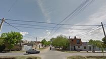 violencia en rosario: estaba sentado en la vereda y lo acribillaron