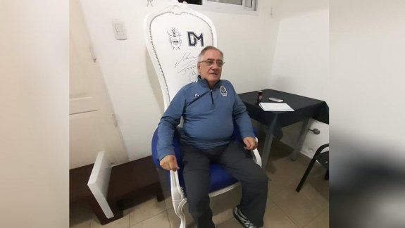 Un rionegrino pagó 300 lucas por el sillón de Maradona 