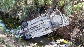 El taxi terminó en el desagüe tras el espectacular vuelco.