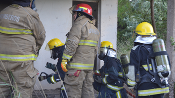 Los aspirantes a Bomberos Voluntarios de Fernández Oro se preparan con simulacros y entrenamientos reales.