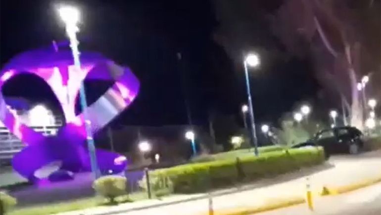 Perdió el control de su auto y casi choca contra el monumento a la Manzana