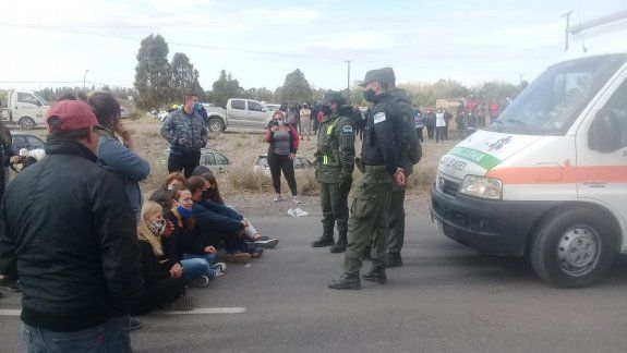 Turistas retuvieron una ambulancia para que los dejen pasar