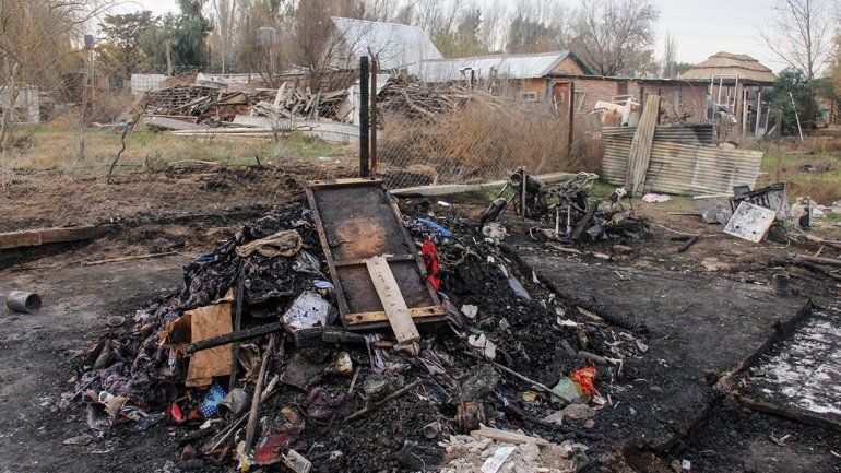 Una familia se quedó con lo puesto luego de que se incendiara su casa