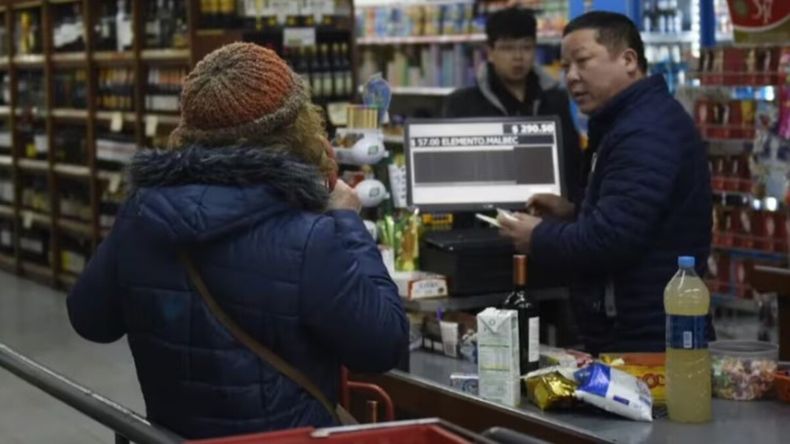 Advierten por circulación de billetes falsos en los supermercados chinos