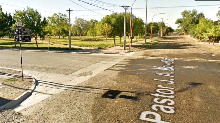 La plaza del barrio Luis Piedrabuena de Cipolletti, donde el ladrón sorprendió al menor de edad. La plaza del barrio Luis Piedrabuena de Cipolletti, donde el ladrón sorprendió al menor de edad.