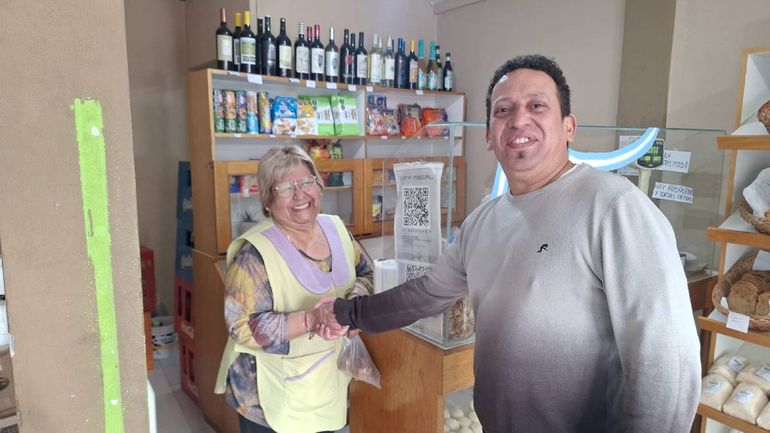 El Rulo, un popular vecino y cliente, la saludó este martes a Nely en el Día del Panadero. El Rulo, un popular vecino y cliente, la saludó este martes a Nely en el Día del Panadero.