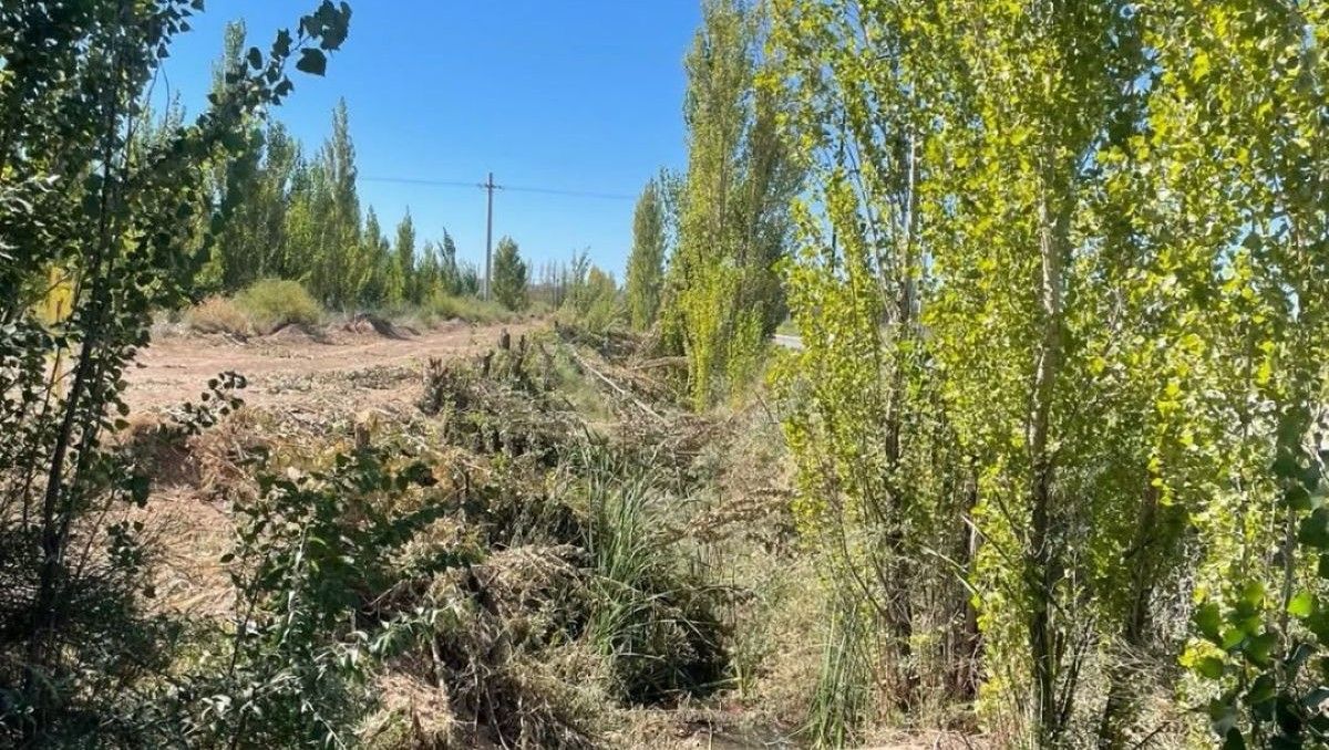 Un hombre está acusado de remover material en un predio municipal de Cinco Esquinas y obstruir un desagüe clave para evitar inundaciones. Foto: archivo.