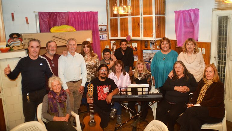 La fiesta comenzó en un recinto céntrico y se extendió hasta la casa de la profe.